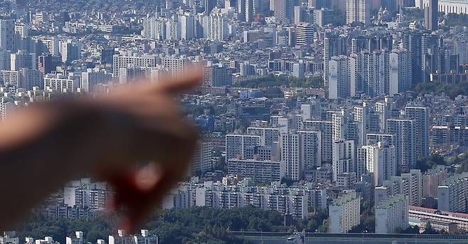 경기 광주시 남한산성에서 바라본 서울 강남 아파트 단지 모습. 사진=뉴스1