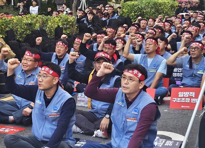 KT 노동조합이 16일 서울 광화문 본사 앞에서 ‘일방적 조직개편 반대 총력 투쟁 결의대회’를 열고 인력 구조조정을 반대한다는 구호를 외치고 있다. /사진=정지은 기자