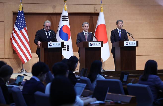 김홍균 외교부 1차관(가운데)과 커트 캠벨 미 국무부 부장관, 오카노 마사타카 일본 외무성 사무차관이 16일 오후 정부서울청사에서 제14차 한미일 외교차관협의회를 마친 후 합동 기자회견을 하고 있다. 연합뉴스