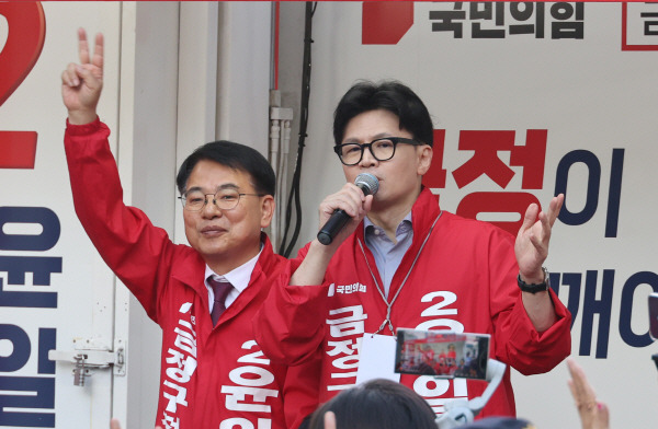 국민의힘 한동훈 대표가 지난 9일 오후 부산 금정구 부산대 정문 앞에서 10·16 재보궐선거에 출마한 윤일현 금정구청장 후보의 유세를 지원하고 있다. 연합뉴스