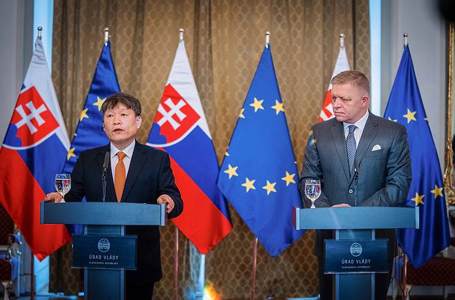 Hyundai Mobis CEO Lee Gyu-suk (left) and Prime Minister of Slovakia Robert Fico speak at the prime minister’s office on Tuesday after signing an agreement to build an electric vehicle power system manufacturing plant in Slovakia. (Hyundai Mobis)