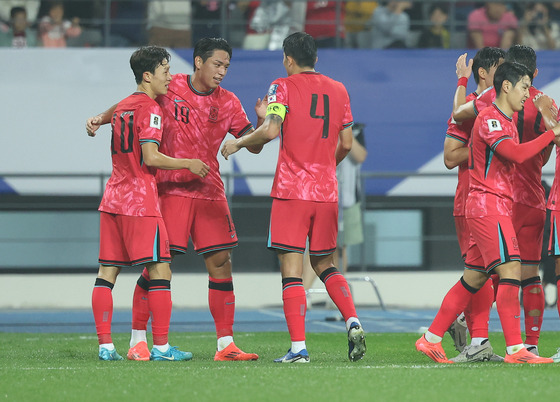 Korea's Oh Se-hun, second from left, celebrates with his teammates during a 2026 World Cup qualifer against Iraq at Yongin Mireu Stadium in Yongin, Gyeonggi on Tuesday. [YONHAP]