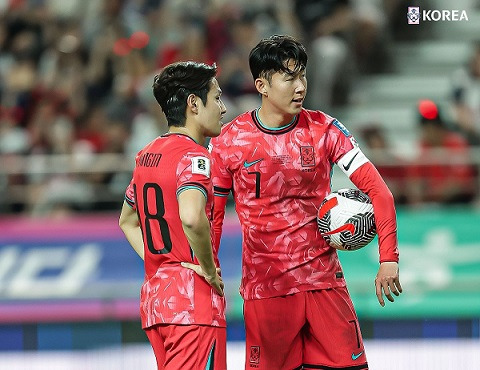 축구대표팀 주장 손흥민(오른쪽)과 이강인. 출처: 대한축구협회