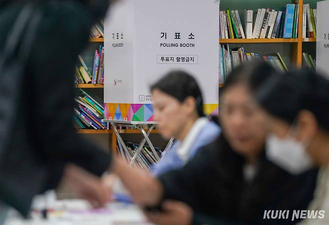 16일 서울 구로구 구로아트밸리 1층 로비에 마련된 투표소에서 시민들이 투표하고 있다. 사진=유희태 기자