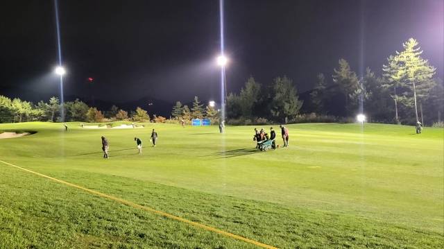LPGA투어 BMW레이디스 챔피언십 개최 코스인 서원힐스코스 임직원들이 라이트를 켠 채 코스 보수 작업을 하고 있다. 서원밸리CC