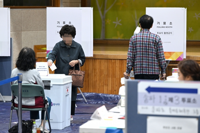 서울시 교육감 보궐 선거가 열린 16일 서울 송파구 송파초등학교 체육관에 마련된 송파1동 제 3,4,5 투표소를 찾은 시민들이 소중한 한 표를 행사하고 있다. 사진=권현구 기자