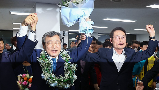 정근식 서울시교육감 후보(왼쪽)가 16일 오후 서울 마포구에 마련된 선거사무실에서 당선이 확실시되자 조희연 전 교육감과 함께 환호하고 있다. / 사진=연합뉴스