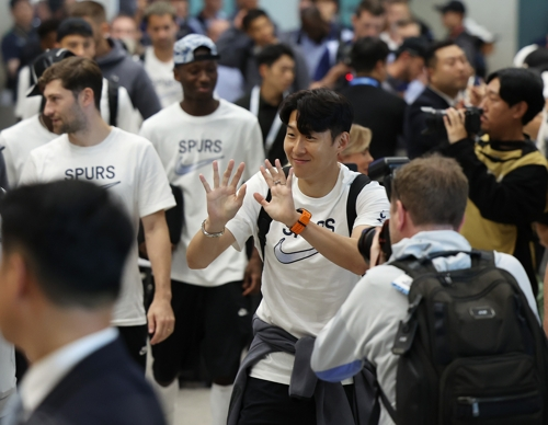 잉글랜드 프로축구 토트넘의 손흥민과 선수들이 쿠팡플레이 시리즈 참가를 위해 지난 28일 오후 인천국제공항을 통해 입국하며 손을 흔들고 있다. [사진출처=연합뉴스]