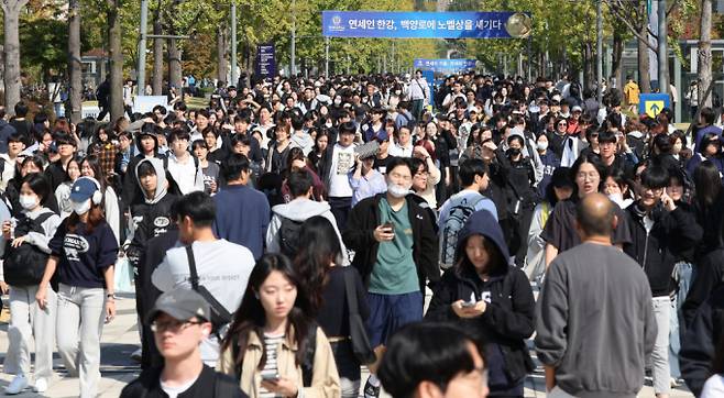 연세대학교 수시 모집 논술 문제가 유출됐다는 논란이 이어지는 가운데 일부 수험생들이 법적 다툼을 예고했다. 연세대 수시모집 논술 시험일 연세대 신촌캠퍼스에서 시험을 마친 수험생들이 교문 밖으로 이동하는 모습./사진=뉴스1