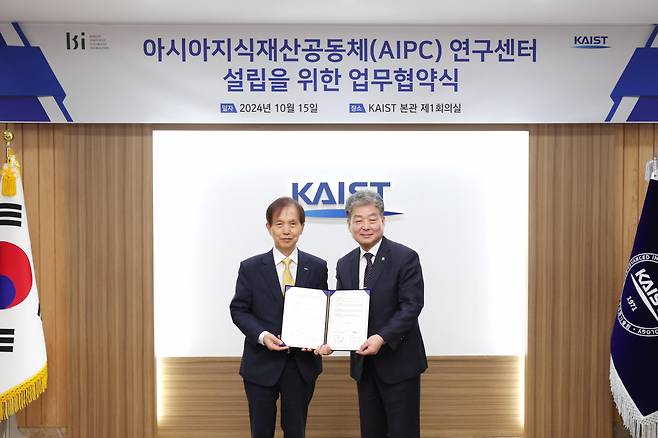 이광형 KAIST 총장과 이재영 케이쓰리아이 대표가 업무협약 후 기념촬영을 하고 있다.[KAIST 제공]