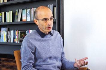 유발 하라리 히브리대 교수가 15일 독일 베를린에 있는 베텔스만 랜덤하우스 출판사 사무실에서 온라인 화상 프로그램을 통해 한국 기자단과 인터뷰하고 있다. [김영사 제공]