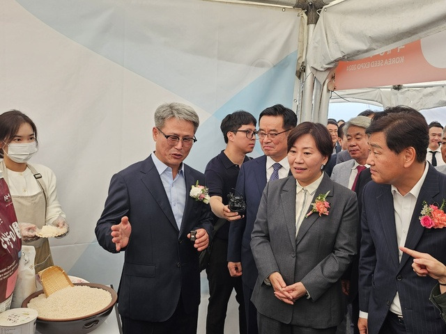 대통령상 수상 벼 품종 ‘골든퀸3호’를 개발한 시드피아의 조유현 대표(왼쪽 두번째)가 송미령 농림축산식품부 장관(오른쪽 두번째) 등에게 품종 특성을 설명하고 있다.