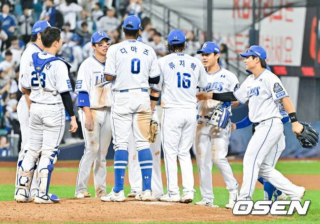 [OSEN=대구, 박준형 기자] 프로야구 삼성 라이온즈가 LG 트윈스 상대로 1~2차전을 모두 승리했다. 삼성은 15일 대구 삼성라이온즈파크에서 열린 2024 KBO리그 포스트시즌 플레이오프(5전 3선승제) 2차전에서 LG에 10-5로 승리했다.경기종료 후 삼성 선수들이 승리의 기쁨을 나누고 있다.  2024.10.15 / soul1014@osen.co.kr