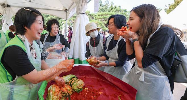 16일 서울 중구 남산골 한옥마을에서 열린 제1회 대한민국 김장김치 축제에서 스위스에서 온 관광객들이 김장 김치 담그기 체험 중 김치를 맛보고 있다.