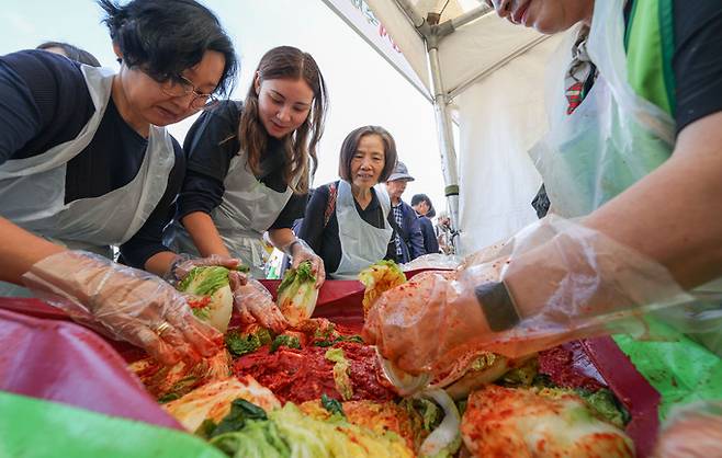 16일 서울 중구 남산골 한옥마을에서 열린 제1회 대한민국 김장김치 축제에서 스위스에서 온 관광객들이 김장 김치 담그기 체험을 하고 있다.