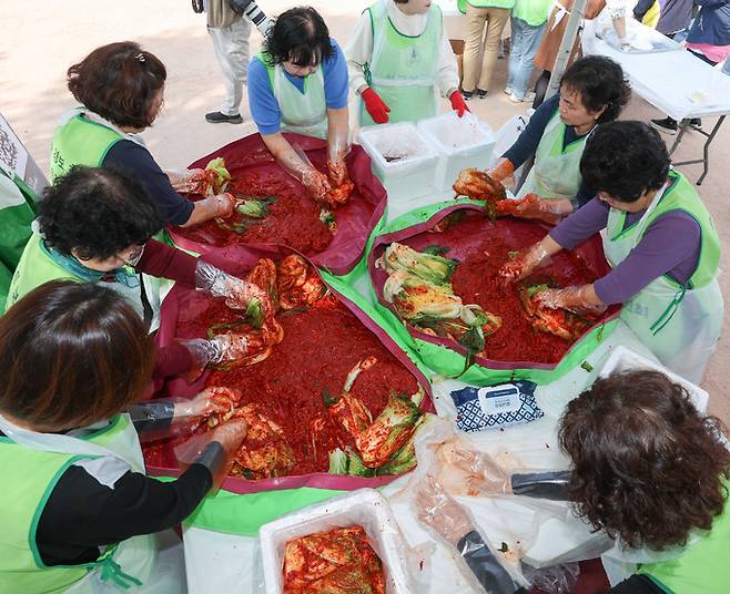 인천한국부인회 회원들이 16일 서울 중구 남산골 한옥마을에서 열린 제1회 대한민국 김장김치 축제에서 불우이웃들에게 전달할 김장 김치를 담그고 있다.