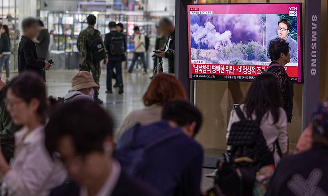 지난 15일 서울역에서 시민들이 북한의 경의선·동해선 남북 연결도로 폭파 관련 뉴스를 지켜보고 있다. 뉴스1