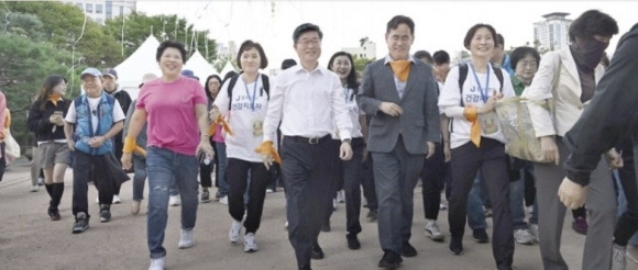 김길성(가운데) 서울 중구청장이 지난 8일 남산골 한옥마을 천우각 광장에서 열린 ‘노을빛 따라 남산길 따라 건강 걷기’ 행사에 참여해 구민들과 함께 걷고 있다. 중구 제공