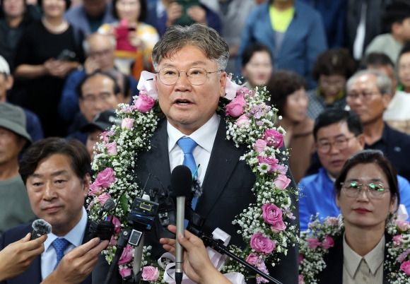 10ㆍ16 재ㆍ보궐선거가 실시된 16일 오후 전남 영광군수 재선거에서 당선이 확실시된 더불어민주당 장세일 후보가 인터뷰하고 있다. 2024.10.16. 연합뉴스