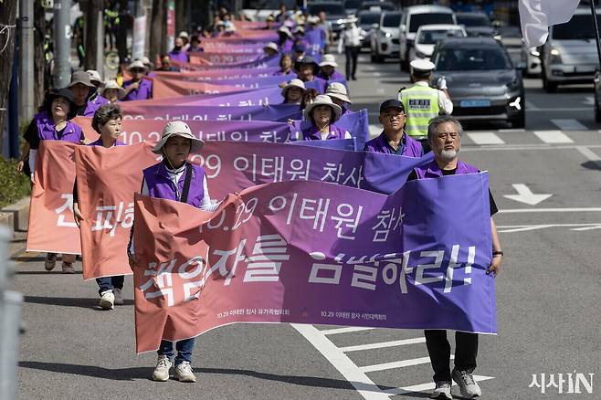 9월30일 이태원 참사 유가족과 시민들이 이태원 참사 2주기 희생자 기억과 애도의 달 선포 기자회견을 마친 후 서울서부지방법원을 향해 행진하고 있다. ⓒ시사IN 박미소