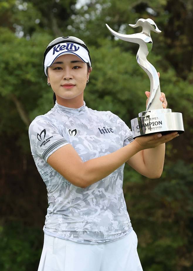 윤이나가 KLPGA 투어 대상, 상금 선두에 올라서 ‘대세’를 틀어쥘 기세다. 지난 8월 KLPGA 투어 제주삼다수 마스터스에서 우승한 윤이나. LPGA 제공