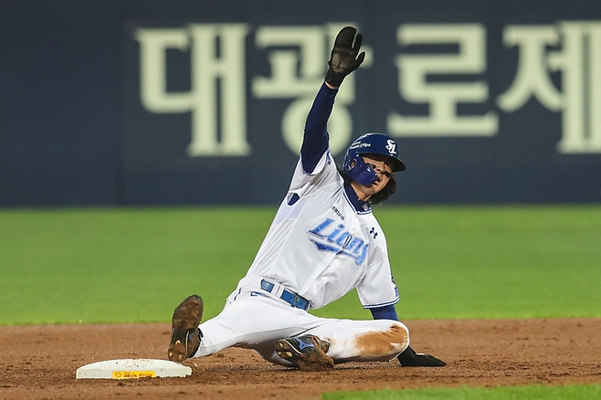 삼성 구자욱이 15일 LG와 플레이오프 2차전 1회말 2루 도루 후 통증을 호소하고 있다. 삼성 제공