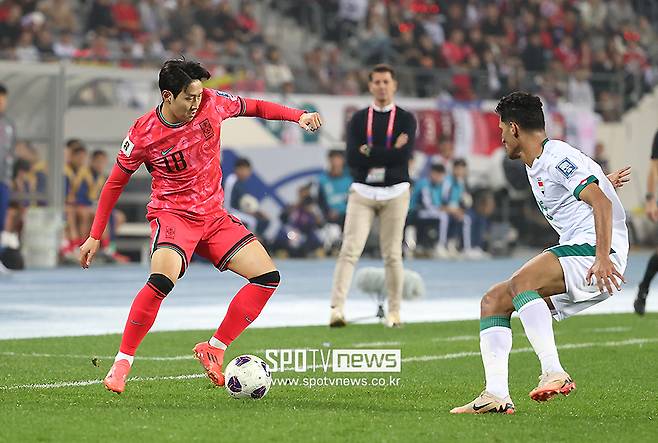 ▲ 축구대표팀의 에이스로 등극한 이강인이 이라크를 상대한 2026 북중미 월드컵 아시아 3차예선에서 집중 견제를 받았다. 홍명보호 출범 이후 치른 4경기에서 아직 득점이 없는 이강인은 매 경기 2명 이상이 따라붙는 압박과 싸우고 있다. 이강인은 오히려 팀을 생각하며 긍정적으로 바라본다. ⓒ 곽혜미 기자