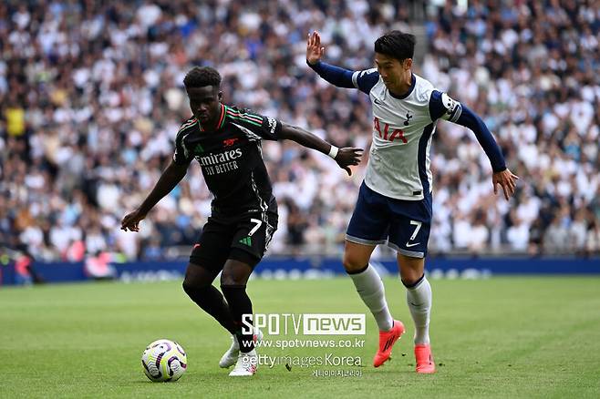 ▲&nbsp;스페인 언론 '카탈루냐 라디오'는 16일(한국시간) "바르셀로나가 손흥민을 자유계약(FA)으로 영입하는 방안을 고려하고 있다. 한지 플릭 감독은 이미 손흥민에 대해 많은 걸 알고 있다. 감독도 손흥민의 합류를 긍정적으로 볼 것이다"라고 보도했다.&nbsp;스페인 매체 '엘 나시오날'도 바르셀로나의 스포츠 디렉터 데쿠가 손흥민 영입을 위한 협상을 이미 시작했다고 밝혔다. 바르셀로나는 최근 심각한 재정 문제로 인해 대규모 이적료를 지불하는 대신 FA 시장에서 능력 있는 선수들을 데려오는 방식을 택하고 있다.