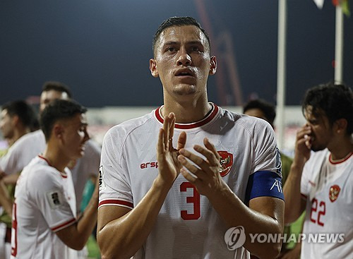 신태용 감독이 이끄는 인도네시아 축구 국가대표팀이 15일(한국시간) 중국 칭다오에 있는 칭다오 유소년 축구 경기장에서 열린 중국과의 2026 국제축구연맹(FIFA) 북중미 월드컵(캐나다-미국-멕시코 공동개최) 아시아 지역 3차 예선 C조 4차전에서 1-2로 패했다.  인도네시아는 앞서 사우디아라비아, 호주, 바레인 등 난적들과 연달아 비기며 승점 3을 챙겼다. 중국은 앞서 3연패를 해 인도네시아가 3차 예선에서 사상 첫 승을 거둘 거란 기대감이 컸다. 하지만 중국의 피지컬에 밀리며 첫 패배를 당했다.  연합뉴스