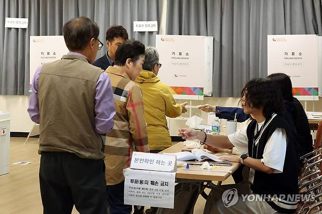 길어지는 투표 행렬 (곡성=연합뉴스) 김혜인 기자 = 10·16 재보궐선거 본투표가 치러지는 16일 오전 전남 곡성군 겸면투표소에서 유권자들이 투표하고 있다. 2024.10.16 in@yna.co.kr