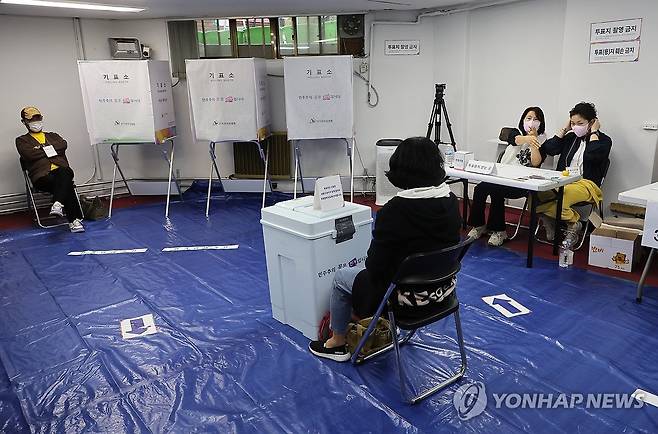 한산한 투표소 (서울=연합뉴스) 이정훈 기자 = 서울시교육감 보궐선거 본투표일인 16일 오전 서울 동작구 사당2동 제7투표소가 한산한 모습이다. 2024.10.16 uwg806@yna.co.kr