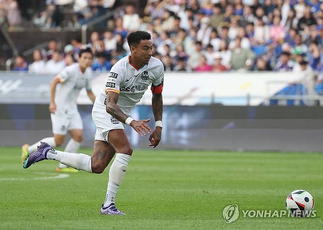 린가드 '오늘은 주장' (울산=연합뉴스) 김용태 기자 = 16일 울산 문수축구경기장에서 열린 하나은행 K리그1 2024 울산 HD와 FC서울의 경기에서 주장으로 나선 서울 린가드가 드리블하고 있다. 2024.6.16 yongtae@yna.co.kr