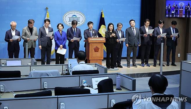 '김여사 도이치 의혹' 레드팀 회의...검찰 규탄 (서울=연합뉴스) 김주성 기자 = 더불어민주당 검찰독재대책위원회 소속 의원들이 16일 오후 서울 여의도 국회 소통관에서 기자회견을 열고, 김건희 여사의 도이치모터스 주가조작 연루 사건에 대한 수사를 최종적으로 점검하기 위한 검찰의 '내부 레드팀' 회의에 대해 "면죄부 수순 밟기"라며 규탄하고 있다. 2024.10.16 utzza@yna.co.kr