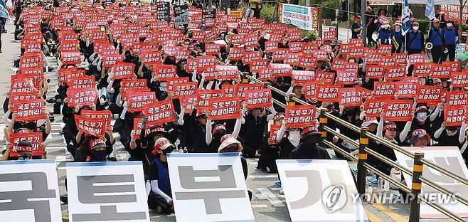 "허가할땐 주거시설, 이제와서 숙박시설" 국토부가 해결하라! (세종=연합뉴스) 김주형 기자 = 생활형숙박시설 관계자들이 19일 세종시 정부세종청사 국토교통부앞에서 '이행강제금 부과 예정'을 규탄하는 집회를 열고 있다. 2023.9.19 kjhpress@yna.co.kr