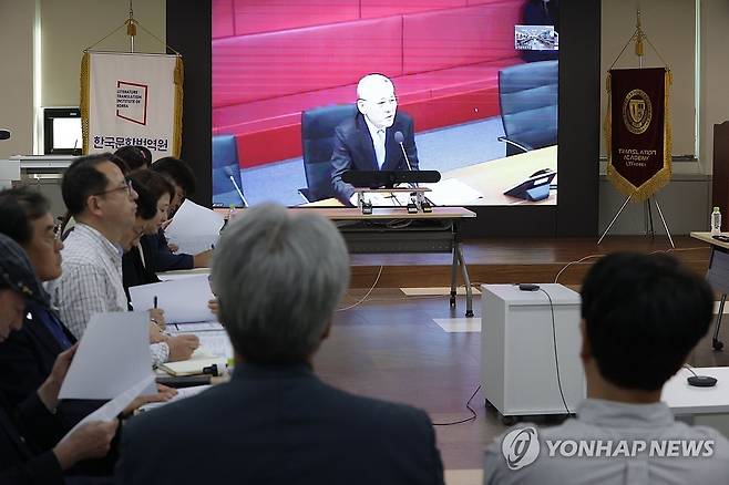 화상으로 인사말하는 유인촌 장관 (서울=연합뉴스) 강민지 기자 = 16일 오후 서울 강남구 한국문학번역원에서 열린 한국 문학 해외진출 관계기관 회의에 유인촌 문화체육관광부 장관이 화상을 통해 인사말을 하고 있다. 2024.10.16 mjkang@yna.co.kr