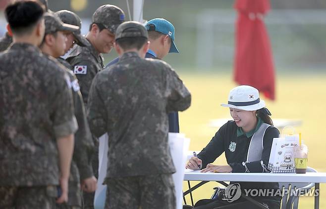 전국체전 양궁 금메달 임시현 즉석 사인회 (진주=연합뉴스) 김동민 기자 = 16일 경남 진주 공군교육사령부 연병장에서 열린 '제105회 전국체육대회(전국체전)' 양궁 여자 대학부 개인전 결승 임시현(한국체대)과 오예진(광주여대)의 경기 후 금메달을 딴 임시현이 즉석 팬사인회를 하고 있다. 2024.10.16 image@yna.co.kr