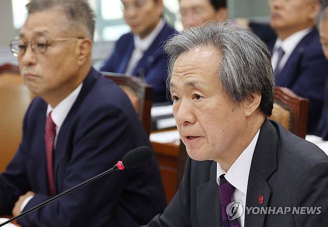 답변하는 정기석 국민건강보험공단 이사장 (서울=연합뉴스) 신준희 기자 = 16일 국회에서 열린 보건복지위 국정감사에 정기석 국민건강보험공단 이사장이 답변을 하고 있다. 2024.10.16 hama@yna.co.kr