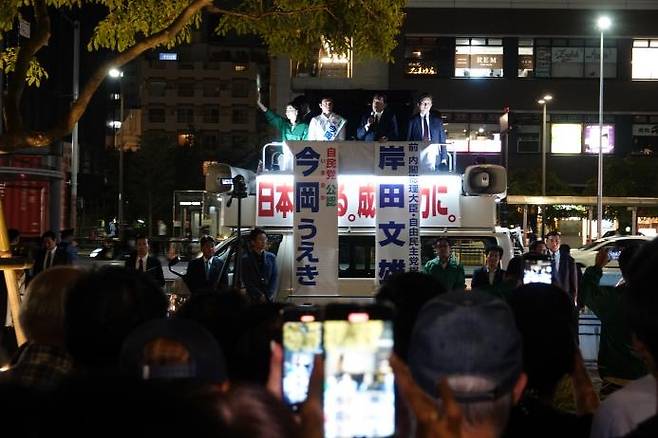 기시다 전 일본 총리 총선 유세 사진 찍는 청중 (도쿄=연합뉴스) 박성진 특파원 = 기시다 후미오(차량 위) 전 일본 총리가 16일 도쿄에서 열린 총선 거리 유세 현장에서 지원 연설을 하자 청중들이 스마트폰을 꺼내 사진이나 동영상을 찍고 있다. 2024.10.16
    sungjinpark@yna.co.kr