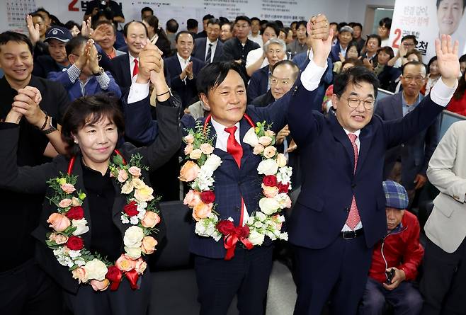 인천 강화군수에 국민의힘 박용철 당선 유력     (인천=연합뉴스) 김상연 기자 = 10·16 재·보궐선거가 치러진 16일 오후 인천시 강화군 강화읍 선거사무실에서 국민의힘 박용철 강화군수 후보가 당선 유력 상황에 기뻐하고 있다. 2024.10.16
    goodluck@yna.co.kr