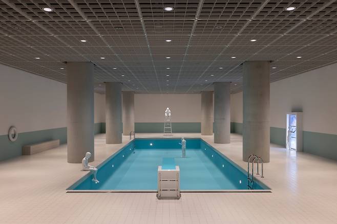 Elmgreen, Dragset, The Amorepacific Pool, 2024, Lights, stainless steel, tiles, paint, Courtesy of the artists, Photo: Andrea Rossetti