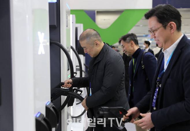 구자은 LS그룹 회장이 3월 서울 강남 코엑스에서 열린 '인터배터리 2024'에 참석해 전기차 충전 기술을 체험하고 있다. LS 제공.