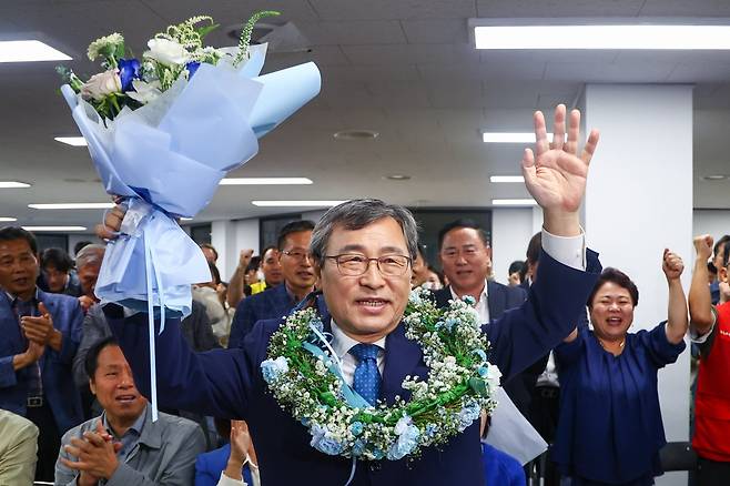 서울시교육감 보궐선거일인 16일 오후 정근식 후보가 서울 마포구에 마련된 사무실에서 당선이 확실시되자 기뻐하고 있다./ 연합뉴스