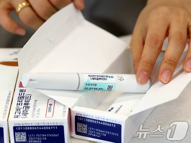 16일 서울 강남구 파크약국에서 약사가 입고된 비만치료제 '위고비'를 정리하고 있다. 덴마크 제약사 노보노디스크가 개발한 ‘위고비’는 지난 15일 국내에 출시 됐다. 펜 모양의 주사 1개로 주 1회, 1개월씩(4주) 투여하도록 개발·제조된 위고비는 의사의 처방 후 약사의 조제·복약지도에 쓰일 수 있는 전문의약품이다. 2024.10.16/뉴스1 ⓒ News1 황기선 기자