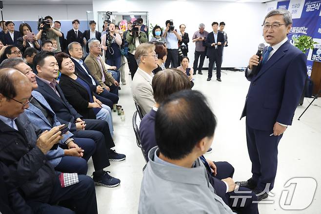 10·16 서울시교육감 보궐선거 진보 진영 단일 후보인 정근식 후보가 16일 오후 서울 마포구에 마련된 선거사무소에서 지지자들을 향해 인사말을 하고 있다. 2024.10.16/뉴스1 ⓒ News1 민경석 기자