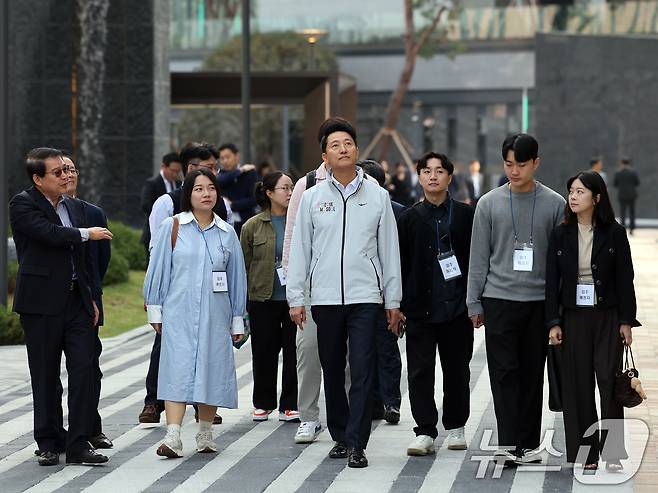 오세훈 서울시장이 17일 오전 서울 강동구 둔촌동 올림픽파크포레온(둔촌주공 재건축)에서 '미리 내 집(장기전세주택Ⅱ)' 입주자 예정자들과 함께 현장을 둘러보고 있다. 신혼부부 300가구를 대상으로 모집한 ‘미리 내 집’은 이달 중 사전점검을 진행하고 오는 12월 입주를 진행할 예정이다. 2024.10.17/뉴스1 ⓒ News1 황기선 기자