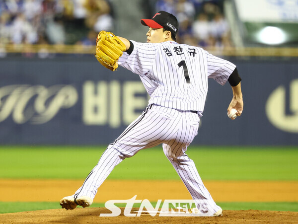 17일 서울 송파구 잠실야구장에서 열린 2024 KBO 포스트시즌 플레이오프 3차전 삼성 라이온즈와 LG 트윈스의 경기, 1회초 LG 선발 임찬규가 역투하고 있다. 사진┃뉴시스