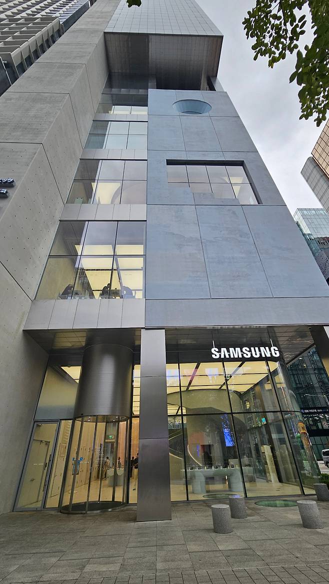 ◇삼성 강남은 지하1층부터 5층까지 2000㎡(약 600평) 규모로, 건물 외형도 삼성전자 본관과 유사한 형태다. 사진=김세형 기자