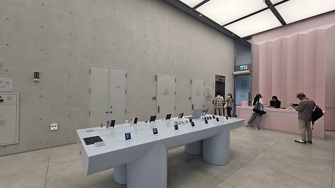 ◇◇삼성 강남 1층은 구매와 체험이 가능한 공간이다. 지난 14일 오후 방문한 매장은 한산한 모습이다.