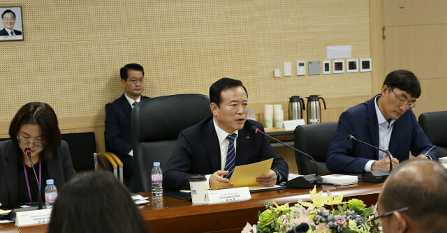 박경국 한국가스안전공사 사장(가운데)이 16일 ‘한-인니 가스안전 정책 공유 회의’에서 인사말을 하고 있다.