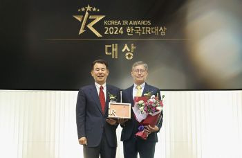 세계 1위 나노계측장비 원자현미경 기업 파크시스템스가 '2024 한국IR(기업설명회)대상' 코스닥 기업 최고상인 금융위원장상을 17일 받았다. 
박상일 파크시스템스 대표이사(오른쪽)가 이날 시상식에 참석해 정은보 한국거래소 이사장과 기념촬영을 하고 있다.[사진제공=파크시스템스]